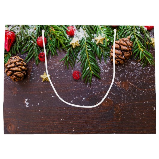 Rustikaler Weihnachtstisch mit Kiefer und Schnee Große Geschenktüte (Rückseite)