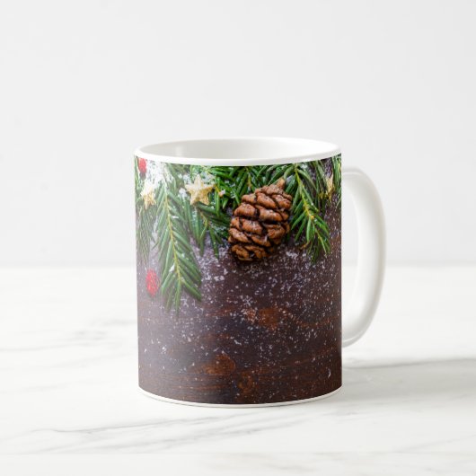 Rustikaler Weihnachtstisch mit Kiefer und Schnee Kaffeetasse (VorderseiteRechts)