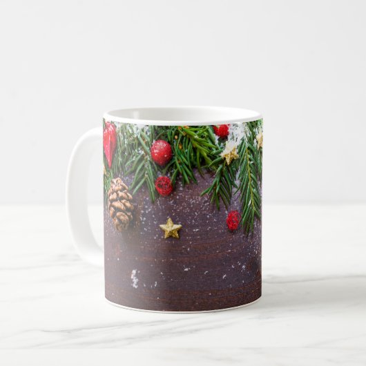 Rustikaler Weihnachtstisch mit Kiefer und Schnee Kaffeetasse (Vorderseite Links)