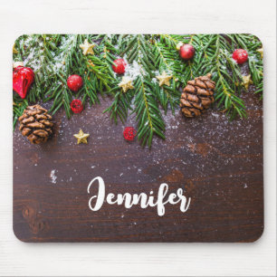 Rustikaler Weihnachtstisch mit Kiefer und Schnee Mousepad