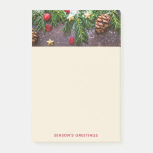 Rustikaler Weihnachtstisch mit Kiefer und Schnee Post-it Klebezettel