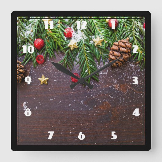 Rustikaler Weihnachtstisch mit Kiefer und Schnee Quadratische Wanduhr (Vorderseite)