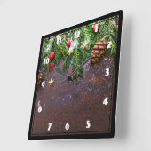Rustikaler Weihnachtstisch mit Kiefer und Schnee Quadratische Wanduhr (Winkel)