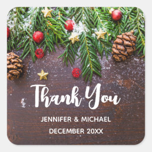 Rustikaler Weihnachtstisch mit Kiefer und Schnee Quadratischer Aufkleber
