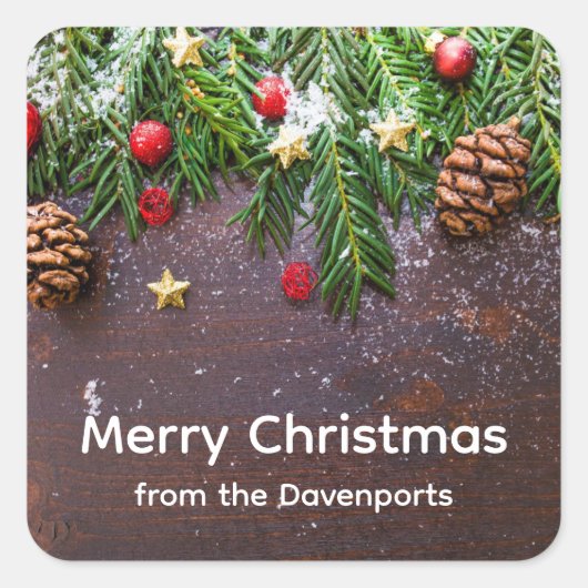 Rustikaler Weihnachtstisch mit Kiefer und Schnee Quadratischer Aufkleber (Vorderseite)