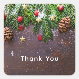 Rustikaler Weihnachtstisch mit Kiefer und Schnee Quadratischer Aufkleber