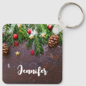 Rustikaler Weihnachtstisch mit Kiefer und Schnee Schlüsselanhänger (Rückseite)