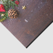 Rustikaler Weihnachtstisch mit Kiefer und Schnee Seidenpapier (Ausschnitt)