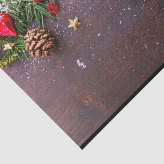 Rustikaler Weihnachtstisch mit Kiefer und Schnee Seidenpapier (Ausschnitt)
