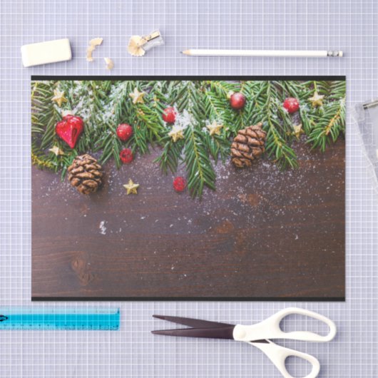 Rustikaler Weihnachtstisch mit Kiefer und Schnee Seidenpapier (Handwerk)