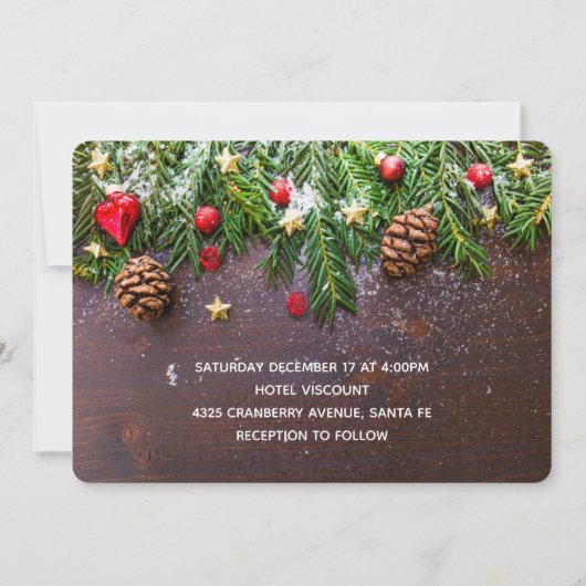 Rustikaler Weihnachtstisch mit Pine & Snow Hochzei Einladung (Rückseite)