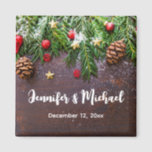 Rustikaler Weihnachtstisch mit Pine & Snow Wedding Magnet<br><div class="desc">Magnet mit einem rustikalen Foto von einem braunen Holztisch mit Pineconen,  Kiefernnadeln,  Schnee und Weihnachtsschmuck. Feierlich und schön.</div>