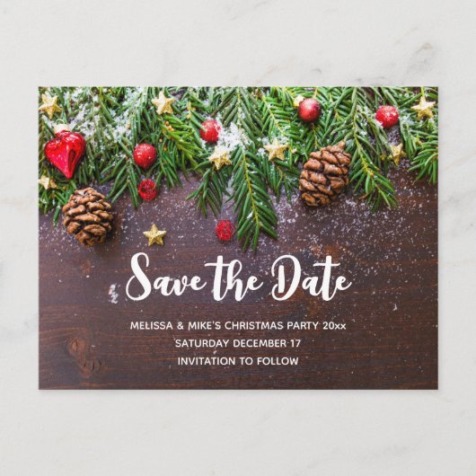 Rustikaler Weihnachtstisch Save the Date mit Kiefe Einladungspostkarte (Vorderseite)
