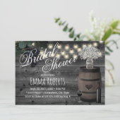 Rustikaler Wein Barrel Vintager Weinkeller Brautpa Einladung (Stehend Vorderseite)