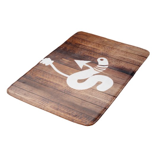 Rustikaler Weißwurm auf einem Haken & Holzplank Badematte (Schrägansicht)