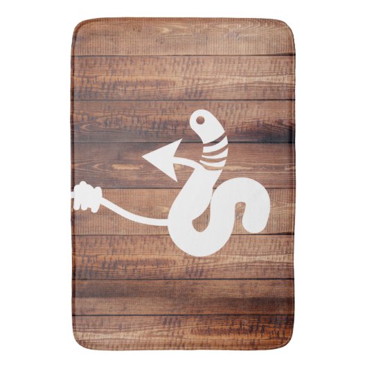 Rustikaler Weißwurm auf einem Haken & Holzplank Badematte (Vorderseite Vertikal)