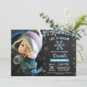 Rustikaler Winter Snowflake Blue Silver Boy Geburt Einladung (Stehend Vorderseite)
