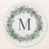 Rustikaler Wintergrün-Monogramm-Initial-Kranz Runder Pappuntersetzer (Vorderseite)