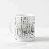 Rustikaler Winterschneewald mit Monogramm Kaffeetasse (Vorderseite Links)