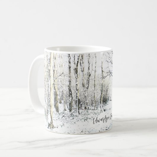Rustikaler Winterschneewald mit Monogramm Kaffeetasse (Vorderseite Links)