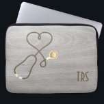 Rustikaler Wood Medical Doctor oder Krankenschwest Laptopschutzhülle<br><div class="desc">Schönes graues,  rustikales Holzkorn,  das durch ein Stethoskop in Herzform betont wird. Krankenschwestern,  Ärzte und Fachleute aus der Medizinbranche werden diese Computerärmel Liebe geben. Monogramm mit Initialen oder Titel.</div>