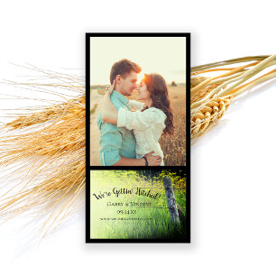 Rustikaler Zaun nach gelben Wildblumen Hochzeit Save The Date