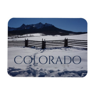 Rustikaler Zaun Snowy Colorado auf der Teilung von Magnet