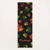 Rustikales Ahorn-Blätter Muster mit Name auf BLACK Yogamatte (Vorderseite)