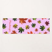 Rustikales Ahorn-Blätter Muster mit Name auf PINK Yogamatte (Vorderseite (Horizontal))