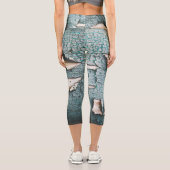 Rustikales, altes, hellblaues Peeling aus Holz Capri Leggings (Rückseite)