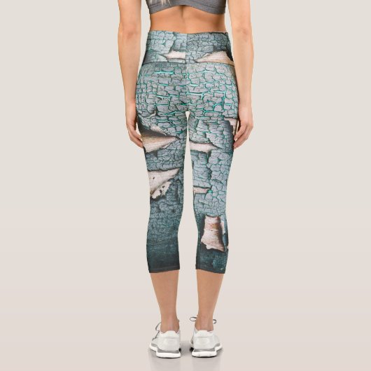 Rustikales, altes, hellblaues Peeling aus Holz Capri Leggings (Rückseite)