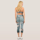 Rustikales, altes, hellblaues Peeling aus Holz Capri Leggings (Rückseite)