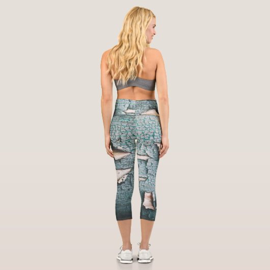 Rustikales, altes, hellblaues Peeling aus Holz Capri Leggings (Rückseite)