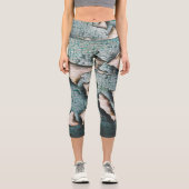 Rustikales, altes, hellblaues Peeling aus Holz Capri Leggings (Vorderseite)
