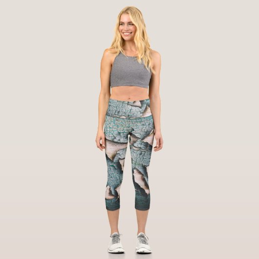 Rustikales, altes, hellblaues Peeling aus Holz Capri Leggings (Vorderseite)