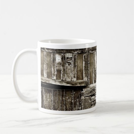 Rustikales altes Holz und Stein-Gebäude Kaffeetasse (Links)