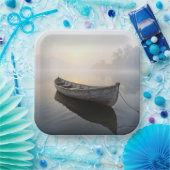 Rustikales altes Holzboot auf einem ruhigen See Pappteller (Party)