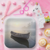 Rustikales altes Holzboot auf einem ruhigen See Pappteller (Party)