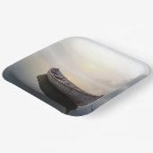 Rustikales altes Holzboot auf einem ruhigen See Pappteller (Gewinkelt)