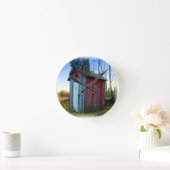 Rustikales altes Schrottplatz-Nebengebäude Runde Wanduhr (Zuhause)