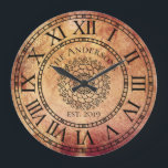 Rustikales antikes Shabby Chic-Vintage römische Große Wanduhr<br><div class="desc">Diese schönen, einzigartigen, ein-von-ein-netten personalisierten Ausrüstungsbeschreibungen, die ein Imitatrost beunruhigter Vintager antiker Hintergrund mit Ihrem eigenen personalisierten Familiennamen in einem mutigen Schriftart mit Ihrem eigenen Jahr herstellte. Das Ziffernblatt hat mutige römische Ziffern mit einer Mitte eines einzigartigen Mandalamusters. Personifizieren Sie diese Uhr, indem Sie Ihre persönliche Information addieren. Macht eine...</div>