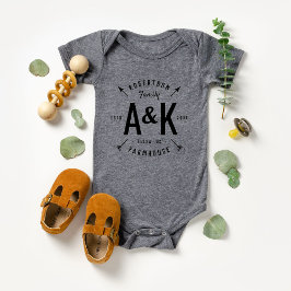 Rustikales Arrow-Monogram-Bauernhaus