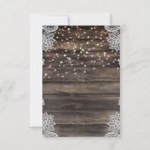 Rustikales Asche Brown Wood Lights Wedding RSVP Karte (Rückseite)
