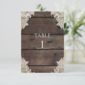 Rustikales Barholz & Spitzen Romantische Tischnumm Einladung (Stehend Vorderseite)