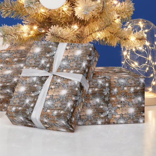 Rustikales Barnholz, frostige Silberschneeflocken Geschenkpapier (Feiertage)