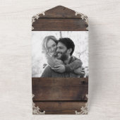 Rustikales Barnholz & Spitzen Romantische Hochzeit All In One Einladung (Außenbereich)