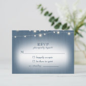 Rustikales Bauernhaus Blue Lights Wedding RSVP Karte (Stehend Vorderseite)