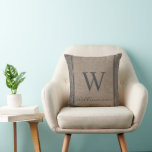 Rustikales Bauernhaus, das die Einband-Schnürsenke Kissen<br><div class="desc">Rustikales Bauernhaus Klick Stripe Burlap Monogram Ticking Stripe. Das Kissen ist mit Ihrer Monogramm und Ihrem Namen personalisiert. Kissen ist ein sehr nachdenkliches Geschenk, das für die nächsten Jahre geschätzt werden kann. Unser hochwertiges Template macht es einfach, Ihr Kissen individuell zu gestalten. Wenn Sie es weiter anpassen möchten, verwenden Sie...</div>