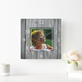 Rustikales Bauernhaus Graues Holz Custom Foto Quadratische Wanduhr (Zuhause)