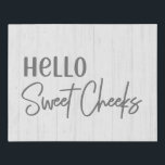 Rustikales Bauernhaus Hallo süße Wangen Weißes Hol Künstlicher Leinwanddruck<br><div class="desc">Rustikales Bauernhaus Hello Sweet Cheeks White Wood Bath Kunst mit handgeschriebenem Look Schriftart und einfachem Minimaltext auf weißem gewaschenem Holzboden. Ein schicker ländlicher Stil,  um die Stimmung in Ihrem Badezimmer zu erhellen! Fantastisch eingerichtetes Bad Bauernhaus Landdekoration.</div>